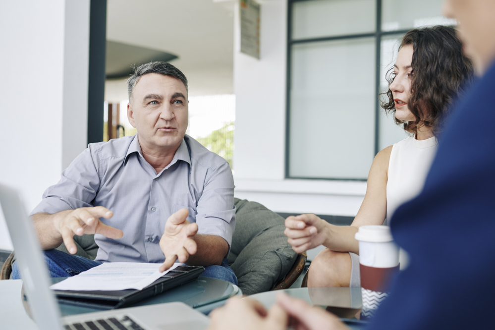 Entrepreneur talking to team Réalisation de supports pour élection, candidature, scrutin, campagne électorale